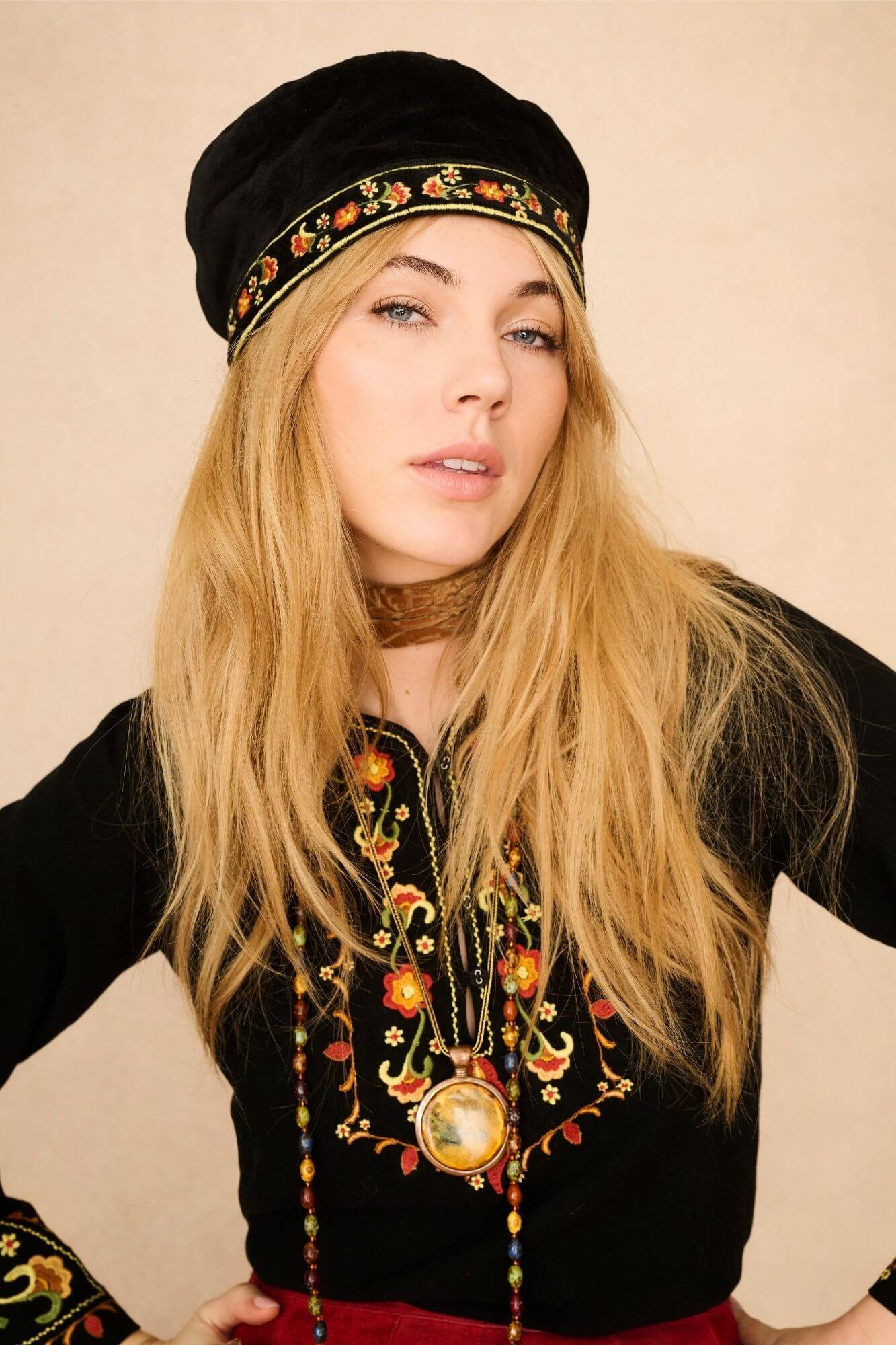 Midnight Bloom Black Embroidered Velvet Hat - Image 3