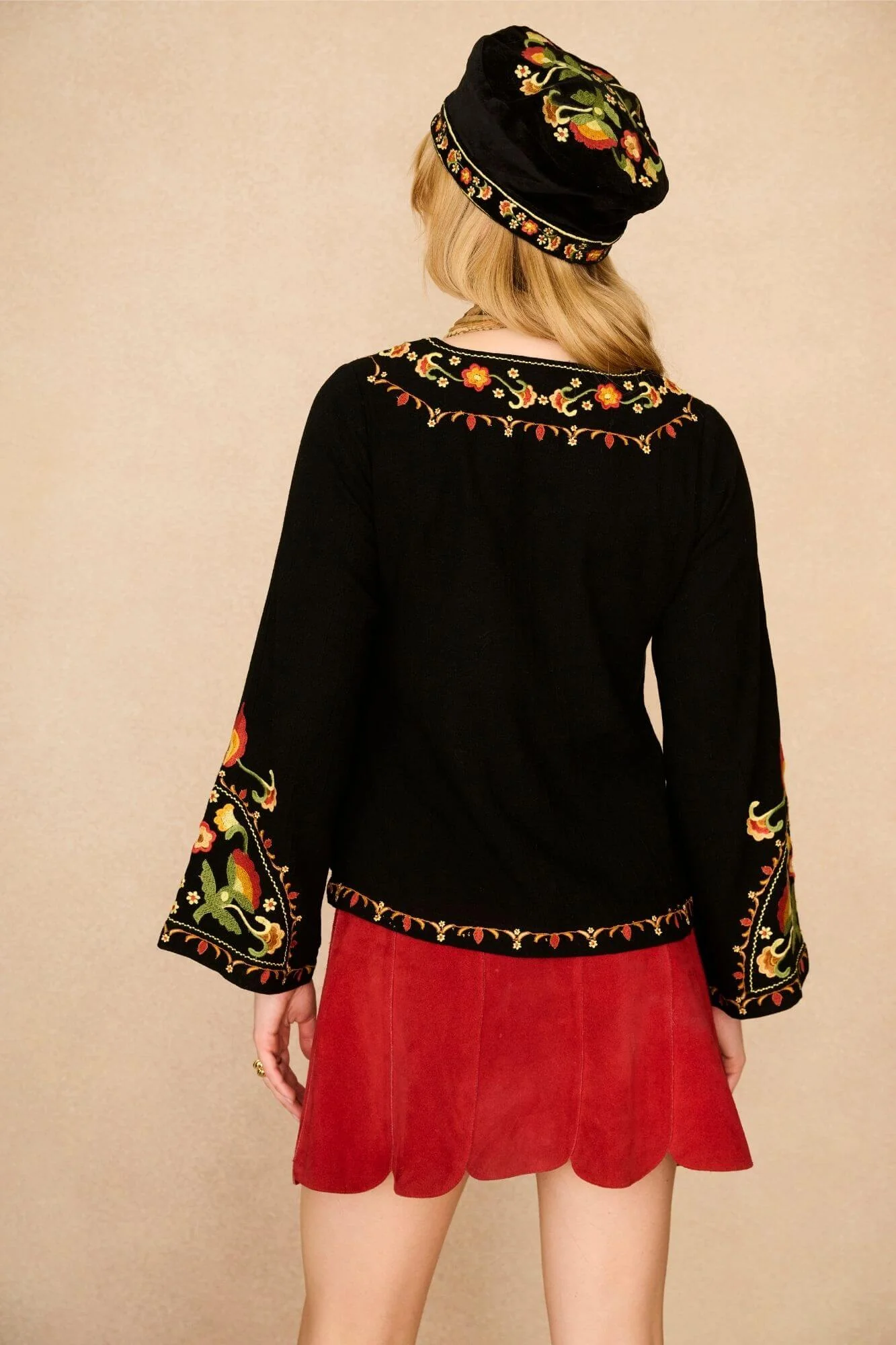 Midnight Bloom Black Embroidered Velvet Hat - Image 4